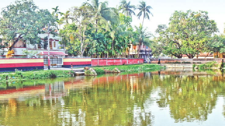 বারীন মজুমদারের পৈতৃক বাড়িটি পাবনার রাধানগর মজুমদার পাড়ায়। ঘাট বাঁধানো পুকুরসহ বিশাল বাড়িসহ অনেক সম্পত্তি  এখন বেদখলে। ছবি: প্রথম আলো