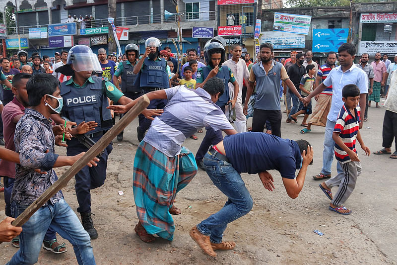 খুলনায় ৯ দফা দাবিতে রাষ্ট্রায়ত্ত পাটকল শ্রমিকদের রাজপথ-রেলপথ অবরোধ কর্মসূচির তৃতীয় দিনে পুলিশের সঙ্গে শ্রমিকদের সংঘর্ষের ঘটনা ঘটেছে। নতুনরাস্তা মোড়, খুলনা, ৪ মার্চ। ছবি: সাদ্দাম হোসেন