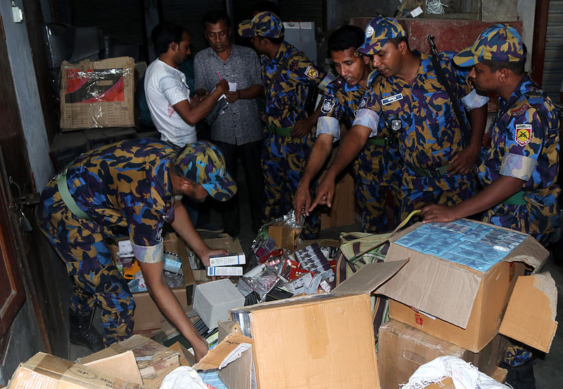 বগুড়ার খান মার্কেটে ভ্রাম্যমাণ আদালতের অভিযানে বিপুল পরিমাণ ভেজাল ওষুধ, প্রসাধন ও খাদ্য পণ্য জব্দ করা হয়েছে। বিদেশি ব্র্যান্ডের মোড়ক লাগিয়ে এসব ভেজাল পণ্য বিক্রি করছে রেমেক্স ল্যাবরেটেরিজ নামের একটি প্রতিষ্ঠান। খান মার্কেট, বগুড়া, ৩ মার্চ। ছবি: সোয়েল রানা