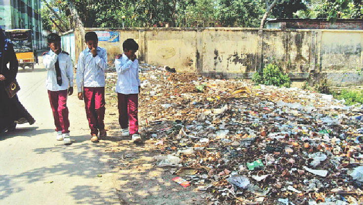 গাইবান্ধার সাদুল্যাপুর উপজেলা শহরের সাদুল্যাপুর থানার প্রাচীরের শেষ মাথায় ময়লা–আবর্জনার স্তূপ।  ছবি: প্রথম আলো