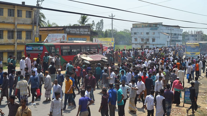 চট্টগ্রামের কর্ণফুলী উপজেলায় লেগুনার চাপায় এক স্কুলছাত্রী আহত হওয়ার ঘটনায় বিক্ষুব্ধ শিক্ষার্থীরা কলেজবাজার এলাকায় চট্টগ্রাম–কক্সবাজার মহাসড়ক অবরোধ করে। ছবি: মোহাম্মদ মোরশেদ হোসেন