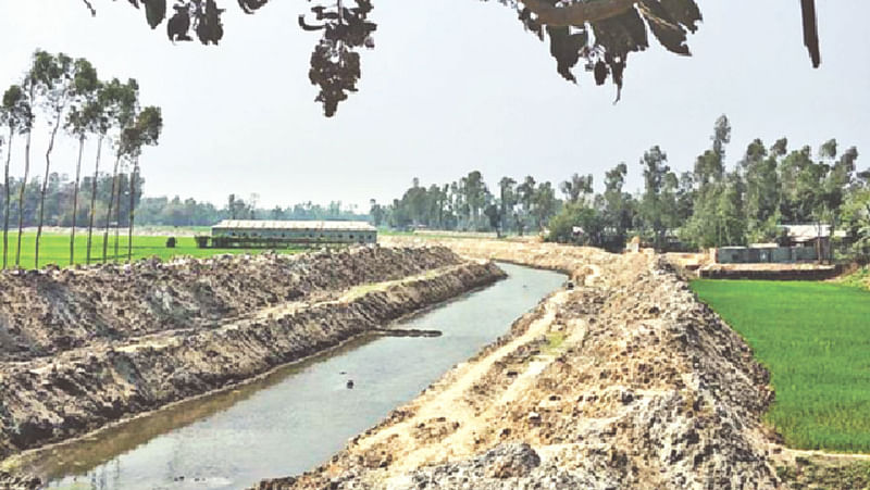 কুড়িগ্রামের উলিপুর উপজেলায় বুড়িতিস্তা নদীতে খননকাজ চলছে।  ছবি: প্রথম আলো