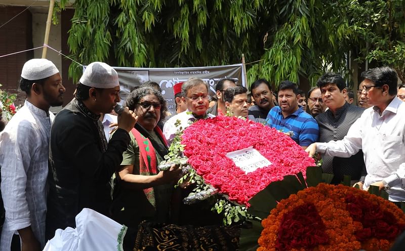 এফডিসিতে টেলি সামাদের মরদেহে ফুল দিয়ে শ্রদ্ধা জানান তথ্যমন্ত্রী হাছান মাহমুদ। ছবি: আবদুস সালাম