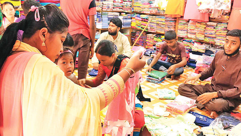 বৈসাবির কেনাকাটায় ব্যস্ত এক তরুণী। গতকাল সকাল ১০টায় খাগড়াছড়ির মাটিরাঙ্গার একটি বিপণিকেন্দ্রে।  প্রথম আলো