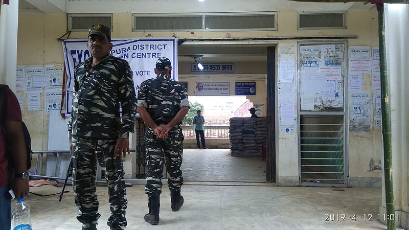 প্রথম দফার লোকসভা ভোটের পর আধা সেনার প্রহরায় সুরক্ষিত স্ট্রং রুমে নেওয়া হয়েছে ইভিএমগুলো। আগরতলা, শুক্রবার, ১২ এপ্রিল। ছবি: প্রথম আলো