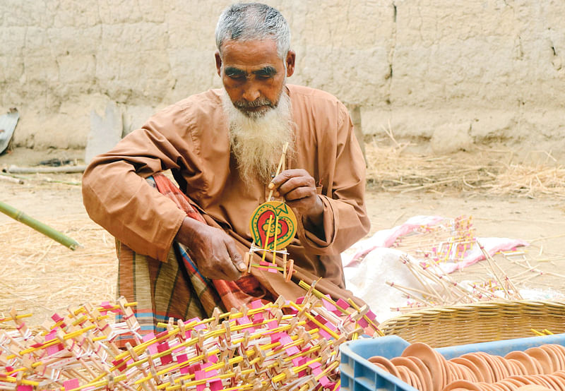 খেলনা তৈরি করছেন আফজাল ফকির। ছবি: সোয়েল রানা