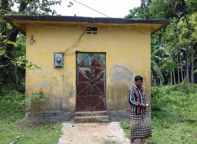 ধরমপাশা উপজেলা পরিষদ এলাকায় থাকা একমাত্র সরকারি পানির পাম্প। এটি বন্ধ আছে ৯ দিন ধরে। ছবি: প্রথম আলো