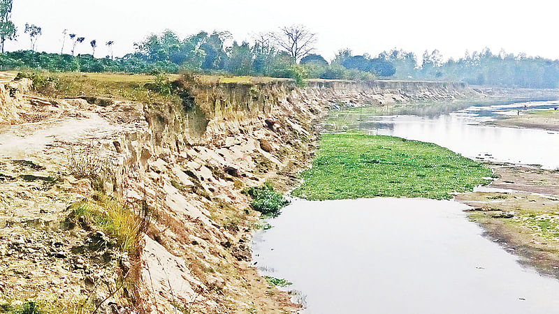 বনগাঁও-সাদামহল গ্রামের কবরস্থান ও শ্মশান টাঙ্গন নদের ভাঙনে নদীগর্ভে বিলীন হচ্ছে।  ছবি: প্রথম আলো