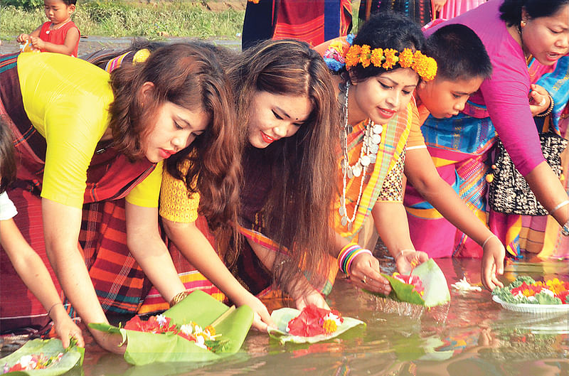 পাহাড়ি তরুণীরা নদীতে ফুল ভাসিয়ে বৈসাবি উৎসবের সূচনা করেন। গতকাল সকালে খাগড়াছড়ির মাইনী সেতু এলাকায়।  পলাশ বড়ুয়া