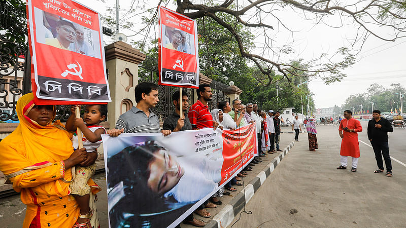 বঙ্গভবনের পাশে রাজধানী উন্নয়ন কর্তৃপক্ষের ফটকে মানববন্ধনে অংশ নেয় বাংলাদেশের কমিউনিস্ট পার্টি, হকার্স ইউনিয়ন ও গার্মেন্টস শ্রমিক ইউনিয়নের নেতা-কর্মীরা।