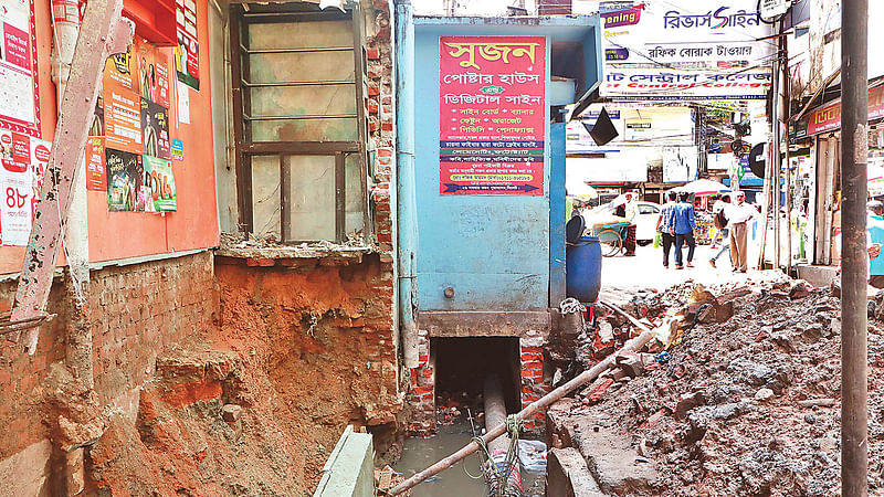 নর্দমা দখল করে দোকানঘর। বৃহস্পতিবার সিলেট নগরের পুরানলেন এলাকায়।  প্রথম আলো