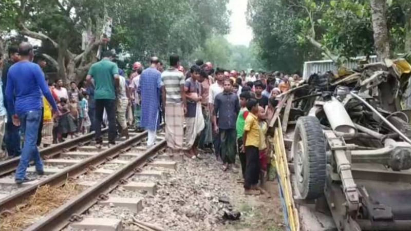 দুর্ঘটনাকবলিত তিন চাকার যান ভটভটি। কয়েলগাঁতী, রায়গঞ্জ, ১৩ এপ্রিল। ছবি: সংগৃহীত