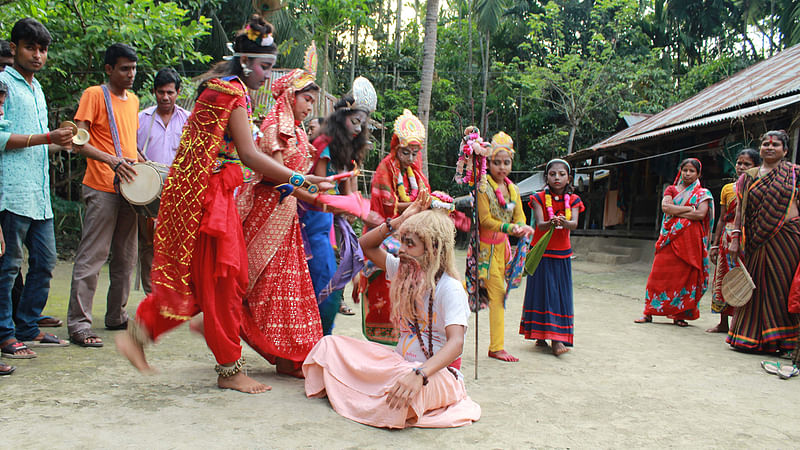 চৈত্রসংক্রান্তি উৎসবের কয়েক দিন আগে থেকে গ্রামের বাড়ি ও হাট বাজারে এক দল শিল্পী নেচে-গেয়ে নীল পূজার জন্য অর্থ সংগ্রহ করেন। গতকাল শনিবার বিকেলে পিরোজপুরের নাজিরপুর উপজেলার মধ্য জয়পুর গ্রামে। ছবি: এ কে এম ফয়সাল