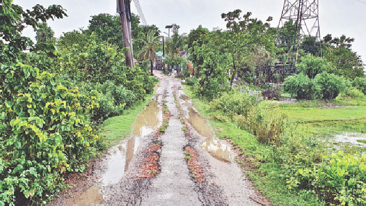 গাজীপুর নগরের ৫২ নম্বর ওয়ার্ডের আন্দারোল এলাকার সড়ক এমনই বেহাল।  প্রথম আলো