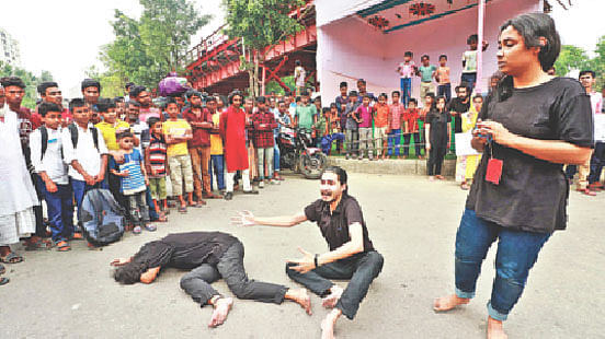 মাদ্রাসাছাত্রী নুসরাত জাহান হত্যার ঘটনাসহ নারী নির্যাতনের বিরুদ্ধে প্রতিবাদী পথনাটক ‘রেফারি’ পরিবেশন নগরনাটের। গতকাল বিকেলে সিলেট নগরের কিনব্রিজ এলাকায়।  ছবি: প্রথম আলো