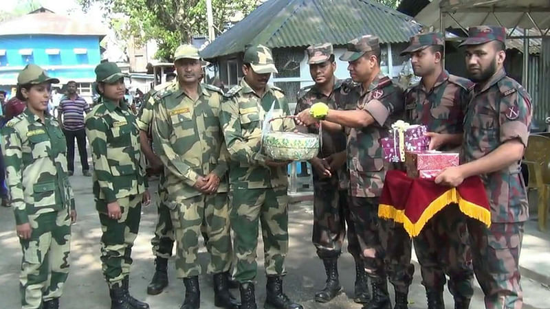 পয়লা বৈশাখ উপলক্ষে দিনাজপুরের হিলি সীমান্তে বর্ডার গার্ড বাংলাদেশ (বিজিবি) উপহার দিয়ে ভারতীয় সীমান্তরক্ষী বাহিনীকে (বিএসএফ) শুভেচ্ছা জানিয়েছে। ছবি: এএসএম আলমগীর