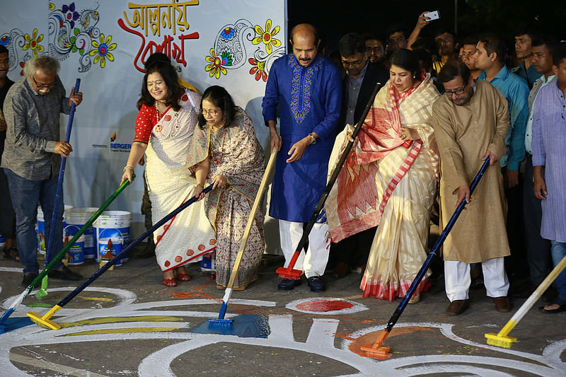 ঐতিহ্যবাহী আলপনা চিত্রের মাধ্যমে বাংলা নতুন বছরকে স্বাগত জানাল এশিয়াটিক এশিয়াটিক এক্সপেরিয়েন্সিয়াল লিমিটেড (ইএক্সপি)। ‘বার্জার আলপনায় বৈশাখ ১৪২৬’ শীর্ষক দেশের বৃহত্তম এ আলপনা উৎসব শনিবার রাত ১১টায় রাজধানীসহ দেশের পাঁচটি শহরে শুরু হয়ে চলেছে রোববার পর্যন্ত। আলপনা আঁকা কার্যক্রমের উদ্বোধন করেন স্পিকার ড. শিরীন শারমিন চৌধুরী, ঢাকা উত্তর সিটি মেয়র আতিকুল ইসলাম ও সাংসদ আসাদুজ্জামান নূর। ছবি: সংগৃহীত