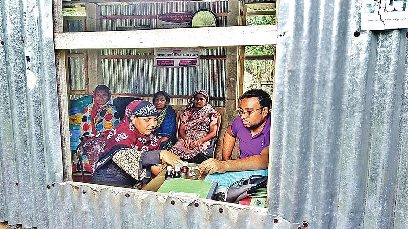 শ্রীপুরের কাফিলাতলি কমিউনিটি ক্লিনিকের কার্যক্রম। ১১ এপ্রিল সকালে তোলা। ছবি: প্রথম আলো
