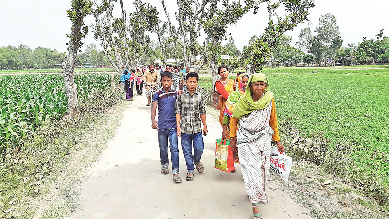 পঞ্চগড়ের অমরখানা সীমান্তে ভারতে থাকা প্রিয়জনদের জন্য আনা উপহারসামগ্রীসহ ফিরে যাচ্ছেন বাংলাদেশের স্বজনেরা।  প্রথম আলো