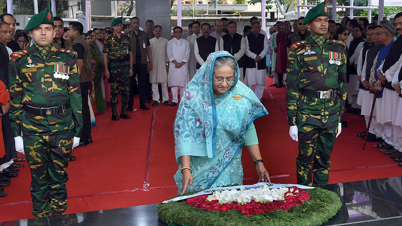 ঐতিহাসিক মুজিবনগর দিবস উপলক্ষে জাতির পিতা বঙ্গবন্ধু শেখ মুজিবুর রহমানের প্রতিকৃতিতে পুষ্পস্তবক অর্পণ করে গভীর শ্রদ্ধা নিবেদন করেন প্রধানমন্ত্রী শেখ হাসিনা। বঙ্গবন্ধু স্মৃতি জাদুঘর, ধানমন্ডি, ঢাকা, ১৭ এপ্রিল। ছবি: পিআইডি