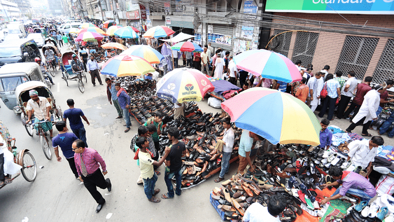 রাজধানীর ব্যস্ততম এলাকা মতিঝিলে রাস্তার একাংশসহ ফুটপাত চলে গেছে ক্ষুদ্র ব্যবসায়ীদের দখলে। এতে পথচারীদের পড়তে হচ্ছে বিড়ম্বনায়, পোহাতে হচ্ছে দুর্ভোগ। ছবিটি সম্প্রতি শাপলা চত্বরের কাছাকাছি এলাকা থেকে তোলা। ছবি: সাইফুল ইসলাম