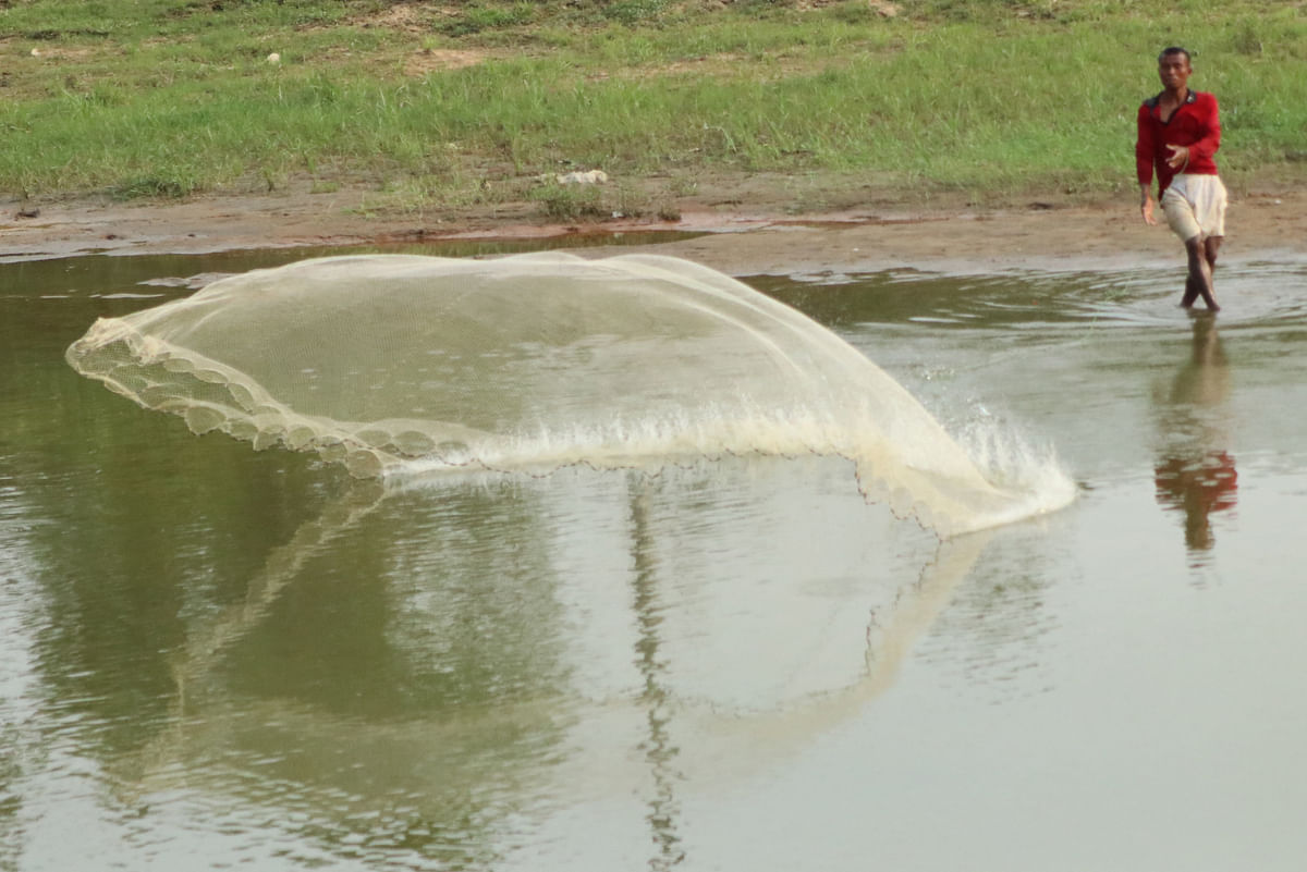 চেঙ্গী নদীতে হাতজাল দিয়ে মাছ শিকার চলছে। দক্ষিণ গোলাবাড়ি, খাগড়াছড়ি, ১৯ এপ্রিল। ছবি: নীরব চৌধুরী