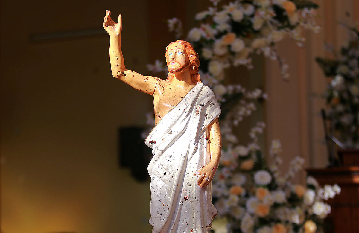 যিশুর মূর্তির গায় রক্তের দাগ। নেগোম্বো, শ্রীলঙ্কা, ২১ এপ্রিল। ছবি: রয়টার্স