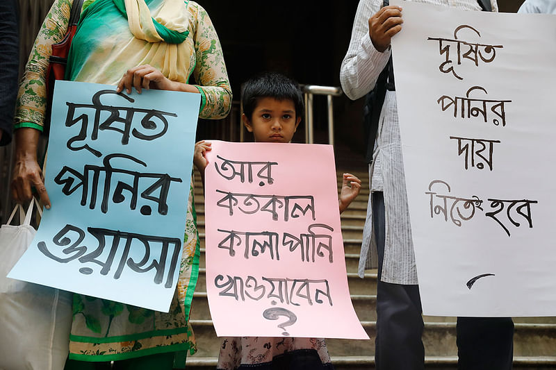 ওয়াসার এমডির বক্তব্যের প্রতিবাদ জানাতে এসেছেন রাজধানীর কয়েকজন বাসিন্দা। ছবি: দীপু মালাকার