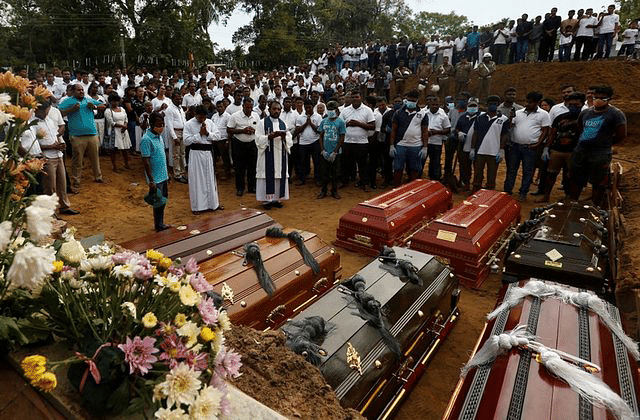 হামলায় নিহত ব্যক্তিদের অন্ত্যেষ্টিক্রিয়ার একটি অনুষ্ঠান। নেগম্বো, শ্রীলঙ্কা, ২৪ এপ্রিল। ছবি: রয়টার্স