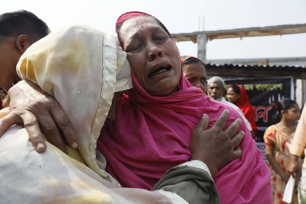রানা প্লাজায় স্বজনহারা লোকজনের আর্তনাদ। সাভার, ঢাকা, ২৪ এপ্রিল। ছবি: তানভীর আহমেদ