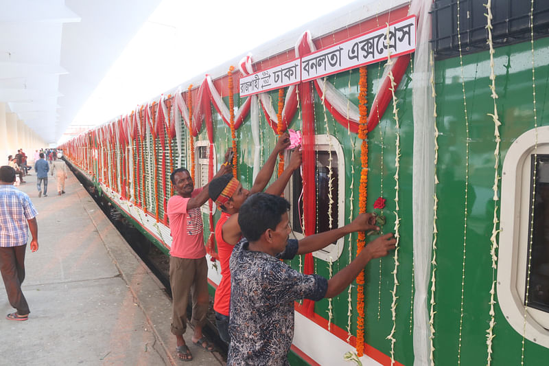 উদ্বোধন উপলক্ষে সাজানো হচ্ছে রাজশাহী-ঢাকা রুটের বিরতিহীন ট্রেন বনলতা এক্সপ্রেস। ছবি: শহীদুল ইসলাম