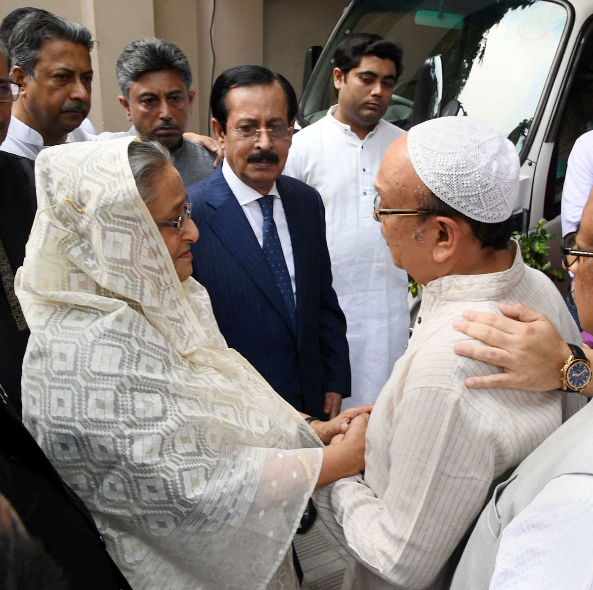 প্রধানমন্ত্রী শেখ হাসিনা জায়ান চৌধুরীর শোকসন্তপ্ত পরিবারের সদস্যদের সান্ত্বনা দেন। বনানী, ঢাকা, ২৪ এপ্রিল। ছবি: পিআইডি