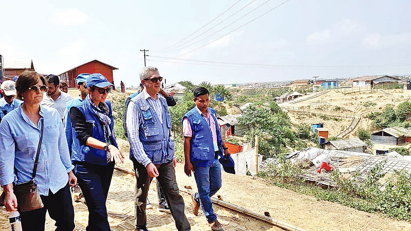 রোহিঙ্গা শিবির পরিদর্শন করেন জাতিসংঘের তিনটি সংস্থার প্রধানেরা। গতকাল দুপুরে কক্সবাজারের উখিয়ার বালুখালীতে।  ছবি: প্রথম আলো