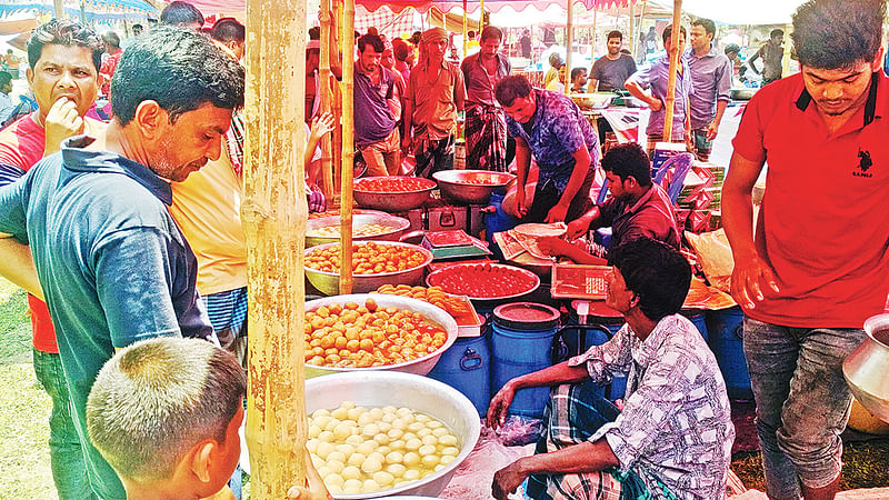 টাঙ্গাইল সদর উপজেলার রসুলপুরে জমে উঠেছে ‘জামাই মেলা’। গত বৃহস্পতিবার তোলা।  প্রথম আলো