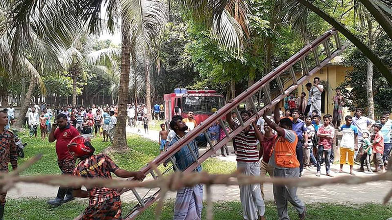 ডাব পাড়তে গিয়ে গাছে আটকে পড়া আনন্দ কুমার দাসকে উদ্ধারের প্রস্তুতি নিচ্ছে ফায়ার সার্ভিস, স্থানীয় বিদ্যুৎ অফিস ও পুলিশ সদস্যরা। কিশোরগঞ্জ, কুলিয়ারচর, ২৭ এপ্রিল। ছবি: প্রথম আলো