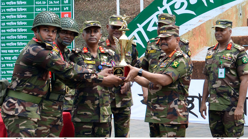 সেনাবাহিনীর প্রধান জেনারেল আজিজ আহমেদ সেনাবাহিনী ফায়ারিং প্রতিযোগিতা ২০১৯-এ শিরোপাজয়ী ৬ স্বতন্ত্র এডিএ ব্রিগেড অঞ্চল দলকে চ্যাম্পিয়ন ট্রফি দিচ্ছেন। সাভার সেনানিবাস, ০২ মে। ছবি: আইএসপিআর