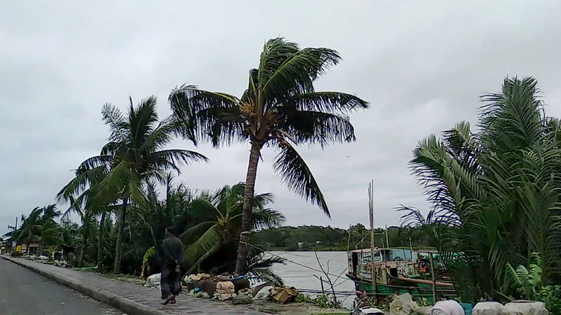 ঘূর্ণিঝড় ফণীর প্রভাবে রাত থেকে বাগেরহাটে বইছে ঝোড়ো বাতাস। ৪ মে, শনিবার। ছবি: ইনজামামুল হক