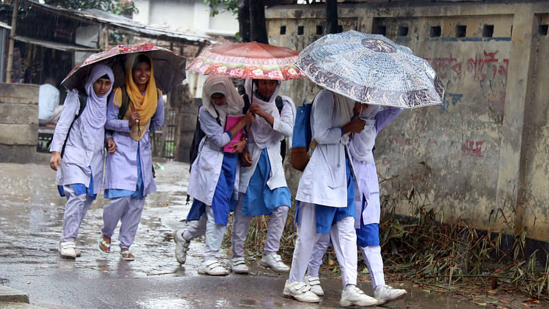 ঘূর্ণিঝড় ফণীর প্রভাবে আজ ভোর থেকেই টানা বৃষ্টি হচ্ছে। বিপাকে পড়েছে বিদ্যালয়গামী শিক্ষার্থীরা। উত্তর কেল্লাবন্দ, রংপুর, ৪ মে। ছবি: মঈনুল ইসলাম