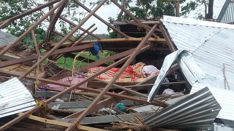 ফণীর প্রভাবে চাঁদপুরের মতলব উত্তরের জহিরাবাদ ইউনিয়নের বোরোচর, চরউমেদ গ্রামের বিধ্বস্ত বাড়িঘর। ছবি: আলম পলাশ