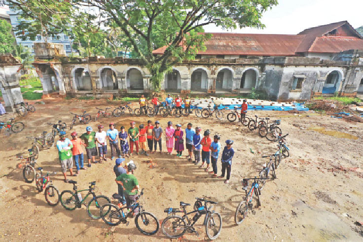 আবুসিনা ছাত্রাবাস সংরক্ষণ ও প্রত্নতাত্ত্বিক অধিদপ্তরের তালিকাভুক্ত করার দাবিতে ‘সিলেট সাইক্লিং কমিউনিটির’ সাইকেলবন্ধন। গতকাল সকালে ছাত্রাবাস প্রাঙ্গণে।  ছবি: প্রথম আলো