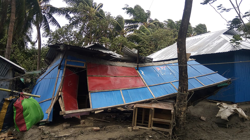 ঘূর্ণিঝড় ফণীর আঘাতে লণ্ডভণ্ড ঘরবাড়ি। চর চান্দিয়া, জেলে পাড়া, সোনাগাজী, ফেনী, ৪ মে। ছবি: আমজাদ হোসাইন