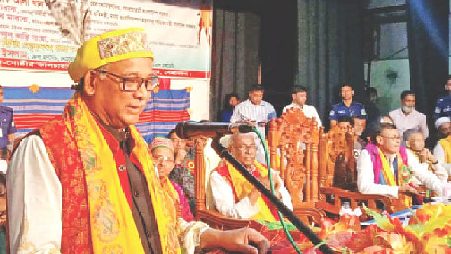 ওয়ানগালা উৎসবে বক্তব্য দিচ্ছেন রেলমন্ত্রী নুরুল ইসলাম। গতকাল নেত্রকোনার বিরিশিরি ক্ষুদ্র নৃগোষ্ঠীর কালচারাল একাডেমিতে।  ছবি: প্রথম আলো