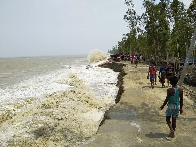 ঘূর্ণিঝড় ফণীর প্রভাবে কক্সবাজারের মহেশখালী উপজেলার মাতারবাড়ী ইউনিয়নের পশ্চিম পাশের ষাইটপাড়া এলাকায় ভাঙা বাঁধ দিয়ে জোয়ারের পানি লোকালয়ে ঢুকে পড়ছে। ছবিটি আজ শনিবার সকাল সাড়ে ১০টায় তোলা। ছবি: রুহুল বয়ান