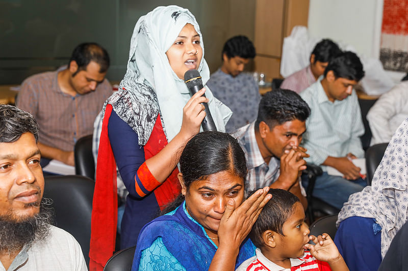 সাভারে রানা প্লাজা ধসে মাকে হারিয়েছে মাহিয়া। ‘হায়রে মা জননী আমার...’ গাইতে গাইতে একপর্যায়ে আবেগাপ্লুত হয়ে পড়ে সে। এ সময় চোখে পানি আসে অন্যদেরও। সিএ ভবন, কারওয়ান বাজার, ঢাকা, ০৪ মে। ছবি: দীপু মালাকার