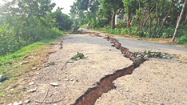 লামামেউহারী গ্রামের সামনের সড়কে এ রকম ফাটল দেখা দিয়েছে। ছবি: প্রথম আলো