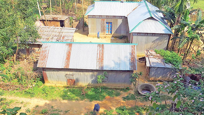 গারো পাহাড়ের টিলা কেটে তৈরি করা হয়েছে ঘরবাড়ি। সম্প্রতি চান্দাপাড়া গ্রামে। প্রথম আলো