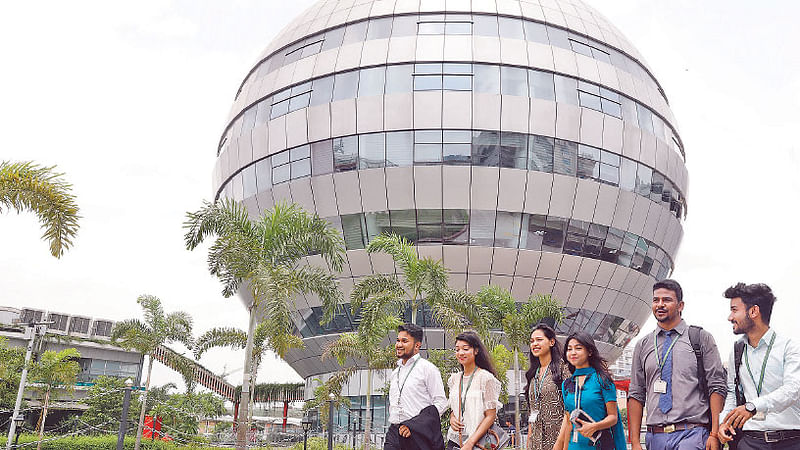 গোলাকার এই লাইব্রেরি ভবনটি এআইইউবির ক্যাম্পাসের বড় আকর্ষণ। ছবি: খালেদ সরকার