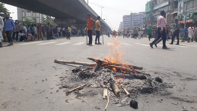 বকেয়া বেতনের দাবিতে পাটকলশ্রমিকেরা রাজধানীর যাত্রাবাড়ী মোড় অবরোধ করেছেন। ছবি: আসাদুজ্জামান