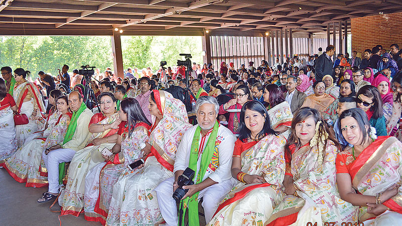 ওয়াশিংটনে পান্তা-ইলিশ উৎসবে দেশীয় পোশাকে প্রবাসী বাংলাদেশিরা