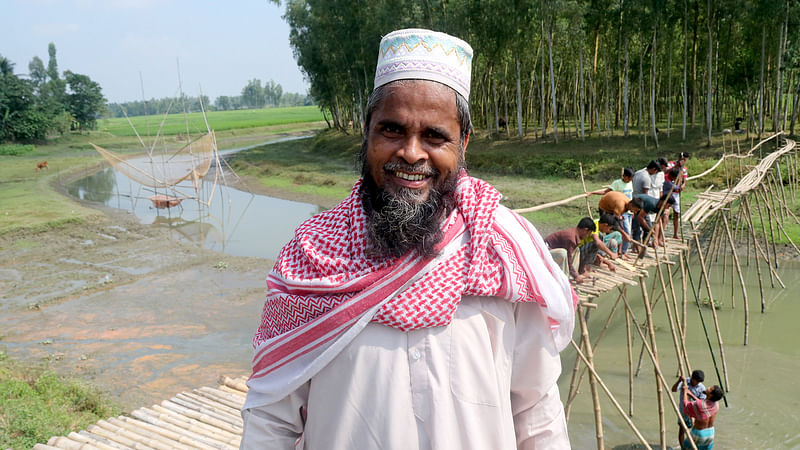 বগুড়ার গাবতলী উপজেলার টিওরপাড়া-সরধনকুটি গ্রামের গজারিয়া খালের ওপর নিজ হাতে গড়া সেতুর সামনে জাহিদুল ইসলাম